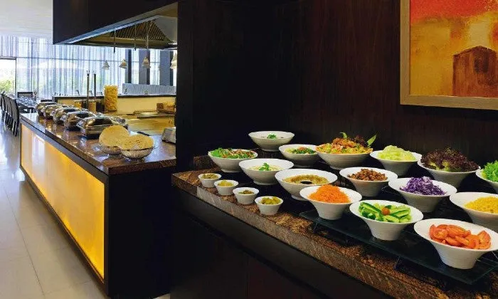 Dubai: 4-Night stay for 2 Adults incl Breakfast, Transfers, City Tour & Dinner Cruise