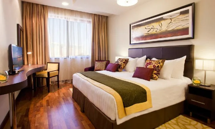 Dubai: 4-Night stay for 2 Adults incl Breakfast, Transfers, City Tour & Dinner Cruise