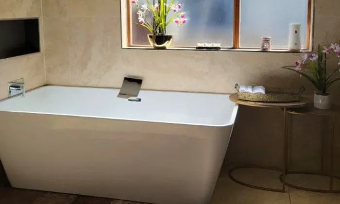 Johannesburg: 1-Night Stay for Two with optional Massage & Movie at 17 on Buffalo