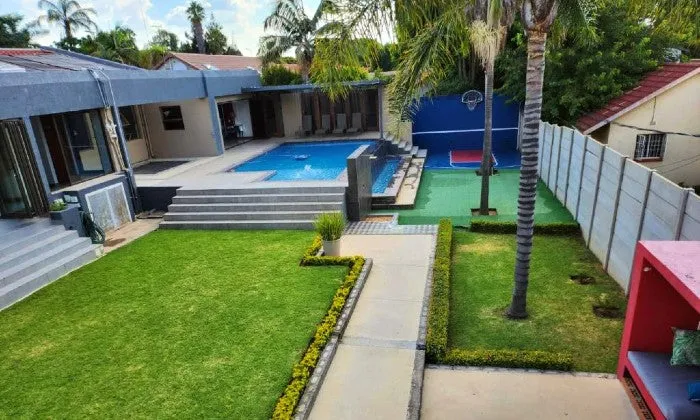 Johannesburg: 1-Night Stay for Two with optional Massage & Movie at 17 on Buffalo