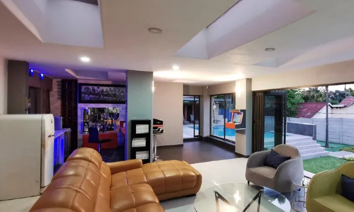 Johannesburg: 1-Night Stay for Two with optional Massage & Movie at 17 on Buffalo