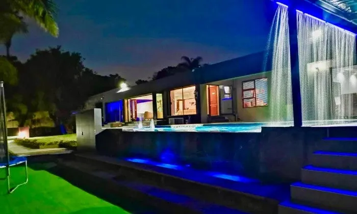 Johannesburg: 1-Night Stay for Two with optional Massage & Movie at 17 on Buffalo