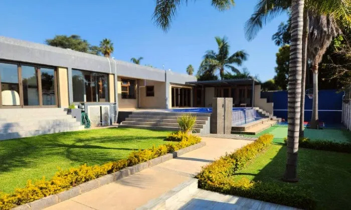 Johannesburg: 1-Night Stay for Two with optional Massage & Movie at 17 on Buffalo