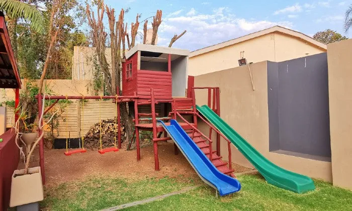 Johannesburg: 1-Night Stay for Two with optional Massage & Movie at 17 on Buffalo