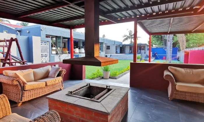 Johannesburg: 1-Night Stay for Two with optional Massage & Movie at 17 on Buffalo