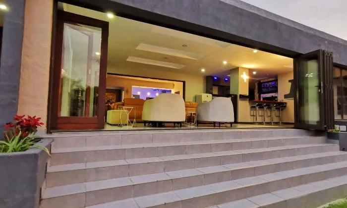 Johannesburg: 1-Night Stay for Two with optional Massage & Movie at 17 on Buffalo